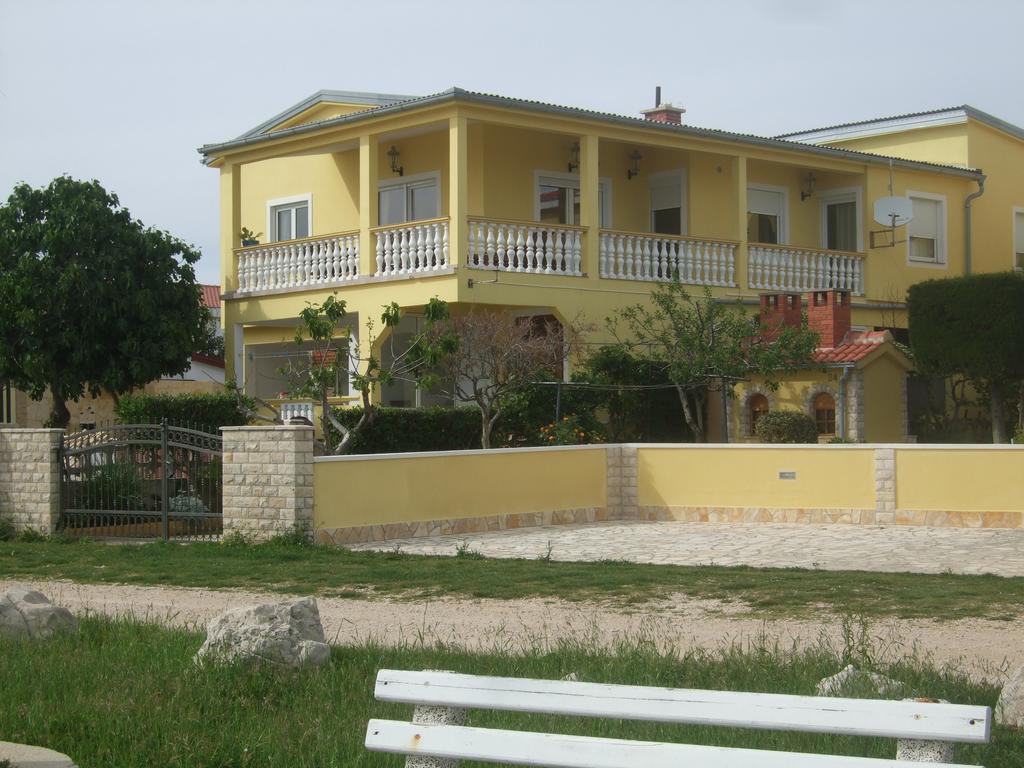 Deby Beach House Vir Exterior photo